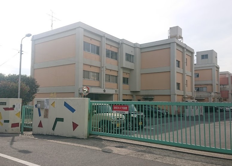 小学校　尾張旭市立本地原小学校（小学校）まで15m