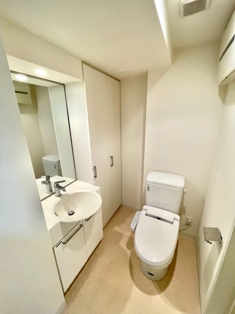 トイレ　落ち着いた色調のトイレです