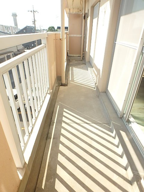 バルコニー　広いバルコニーで気持ちよく洗濯物が干せます