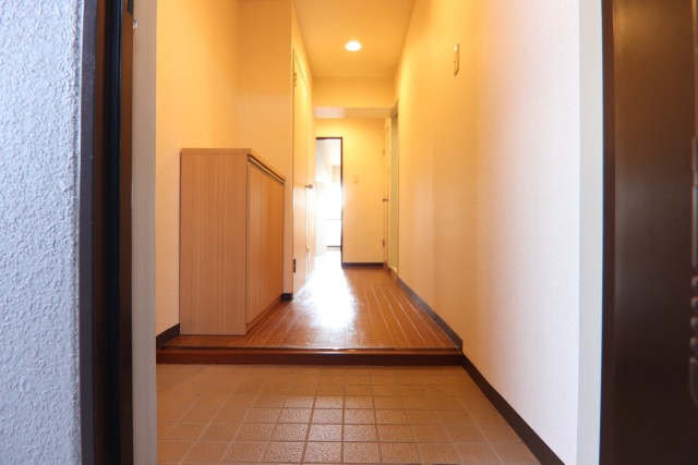 玄関　※別号室の参考写真のため、現状優先です。