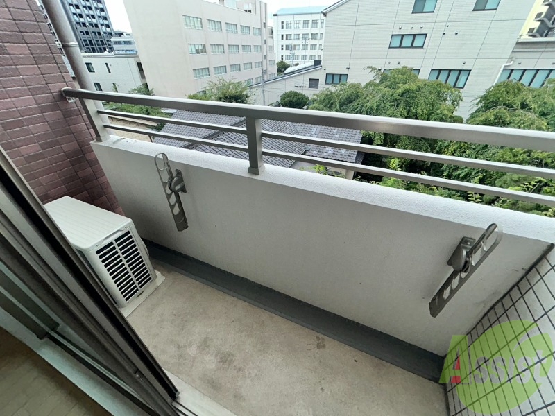 バルコニー　バルコニーは幅があり、広い印象を受けました。