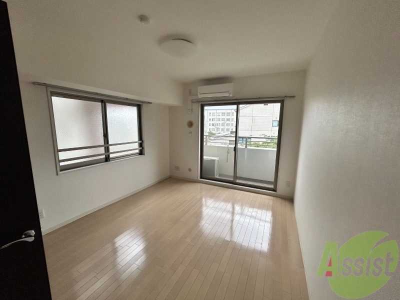 居室・リビング　８帖の洋室です。広々として、きれいですね。