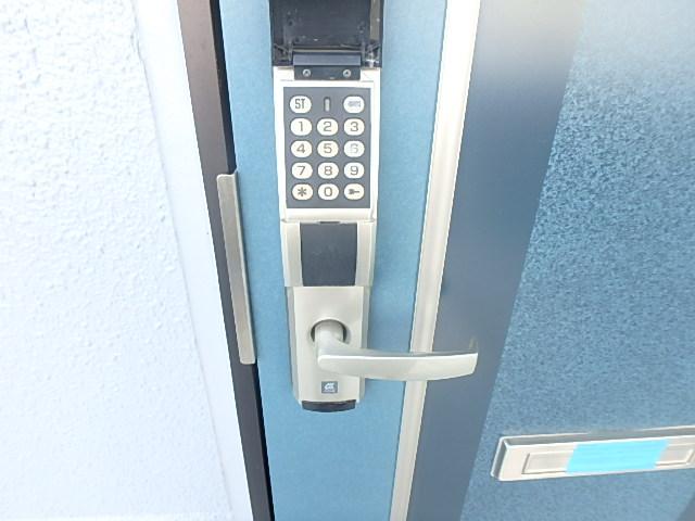 セキュリティ　プッシュキーのドアで１人暮らしに心強いですね。