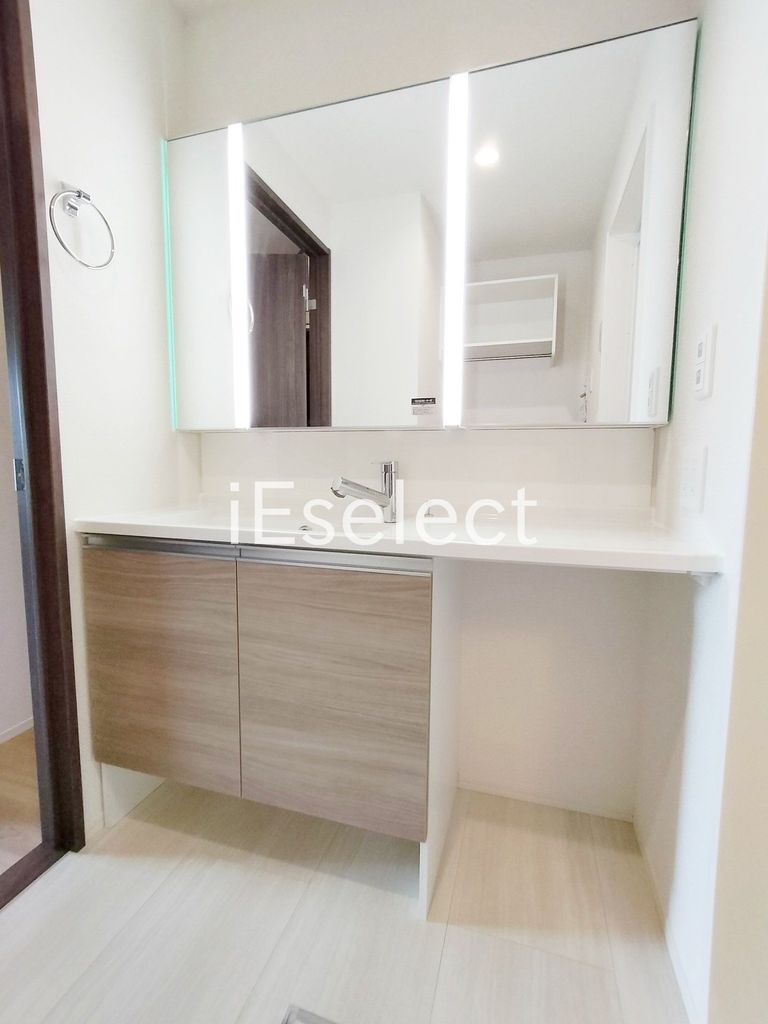 洗面設備　毎朝の準備に便利な独立洗面台です。