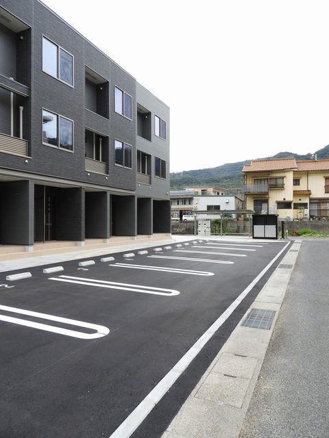 駐車場　２重白線でゆったりとした停めやすい駐車場♪
