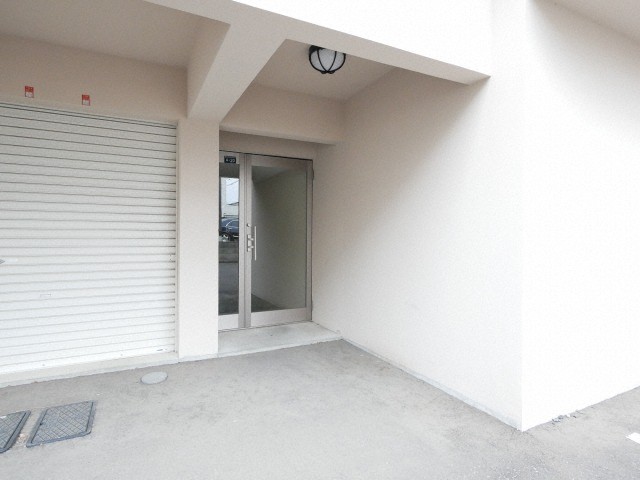 エントランス　落ち着いたエントランスです