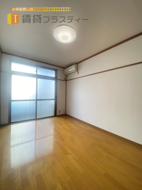 居室・リビング　一人なら十分な広さのお部屋です。