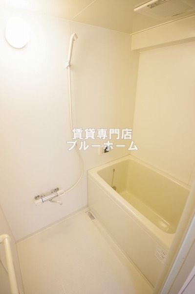 バス・シャワールーム　追炊き機能付きバス！