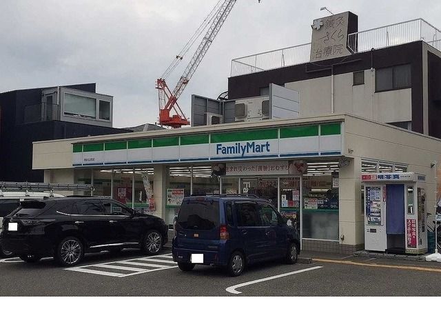 コンビニ　ファミリーマート名次町店様（コンビニ）まで750m