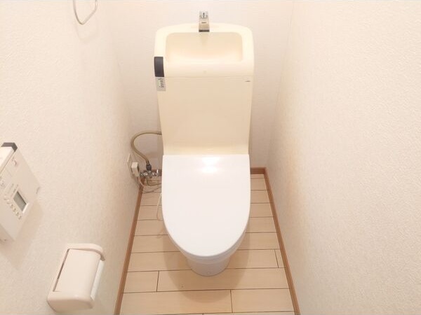 トイレ　嬉しいウォシュレット付きのトイレ！便座温かいですよ♪