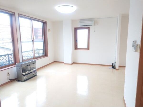 居室・リビング　明るいリビングで気持ちも明るくなりますね♪