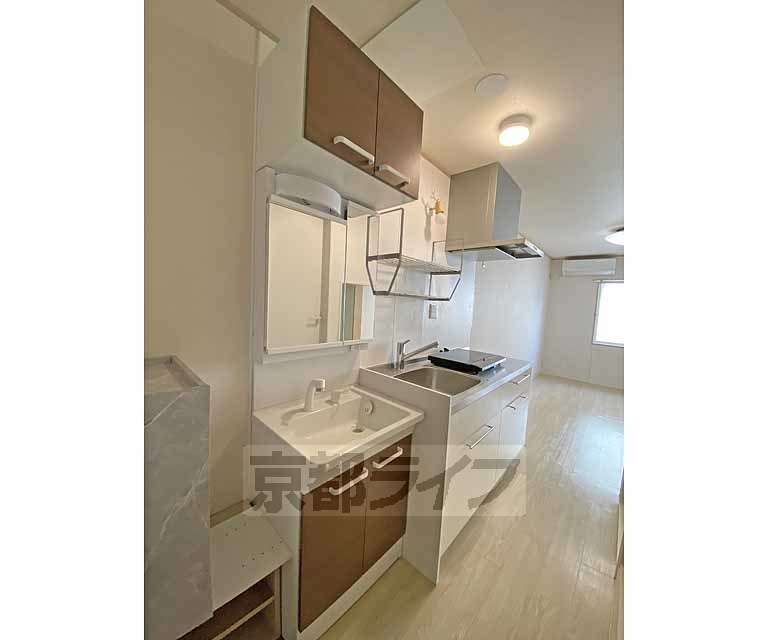 洗面設備　収納たっぷりの独立シャワー洗面台です。