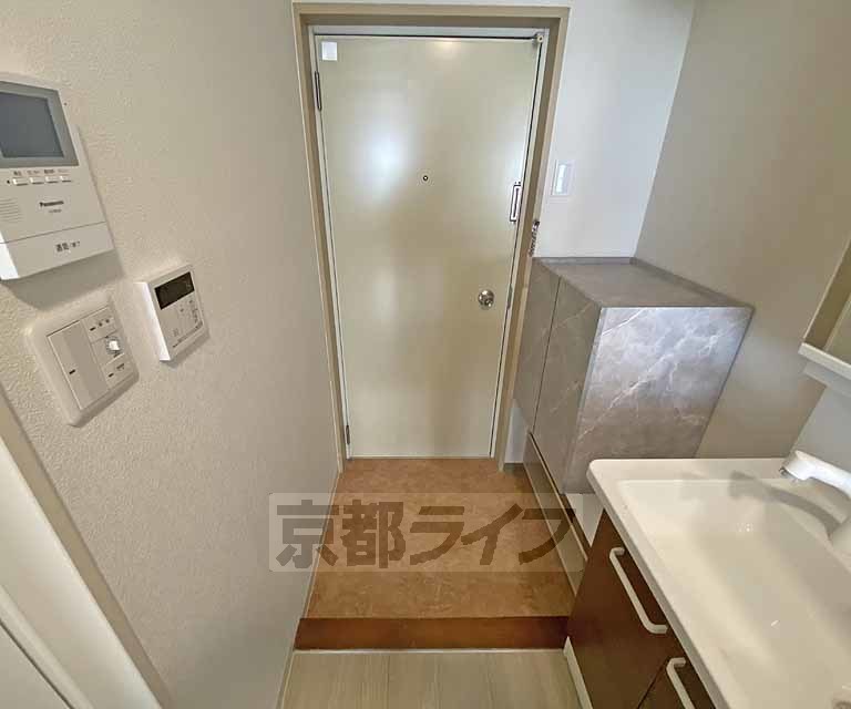 玄関　居室の玄関です。共用玄関で靴を脱ぐタイプです。