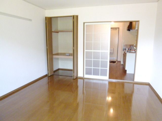 居室・リビング　～８帖のお部屋で広々です～