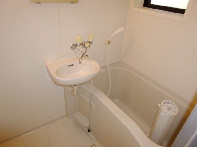 バス・シャワールーム　～窓付きなので換気も出来ます～