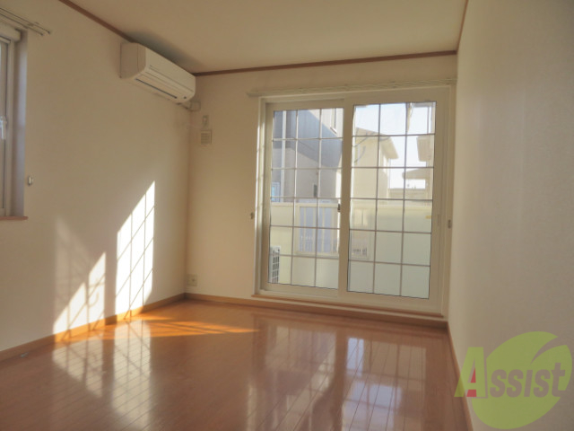 居室・リビング　こちらはリビングです。窓が大きく陽がよく入ってきます。