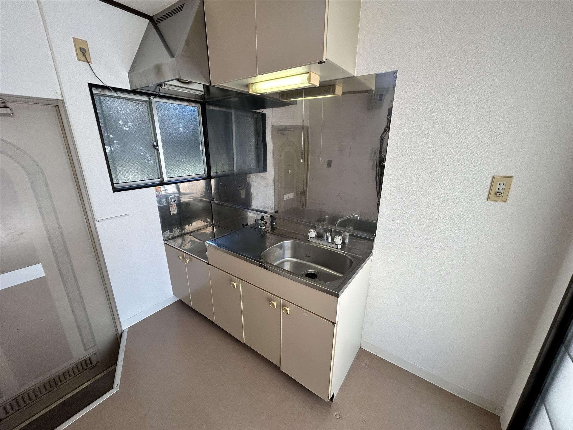 キッチン　窓付きのキッチンで換気が出来ます