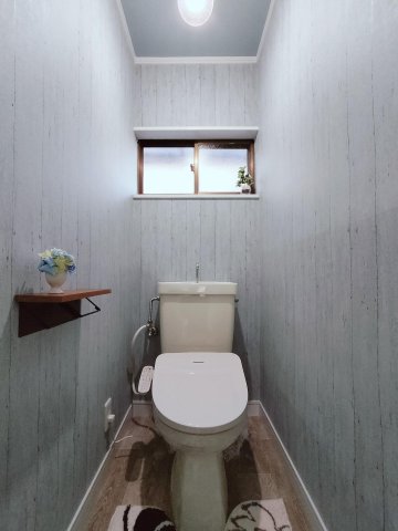 トイレ　木目の落ち着きとやわらかな灯りが心地よい清潔感あるトイレです