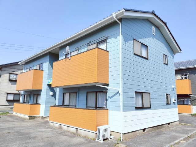 建物外観　青空に映える爽やかな外観が魅力で気持ちも明るくなります