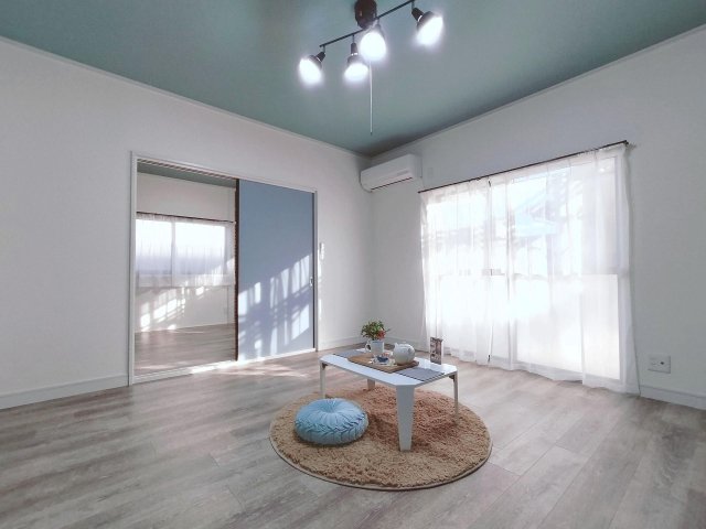 居室・リビング　爽やかな色使いで、毎日が気持ちよくなるリビングです