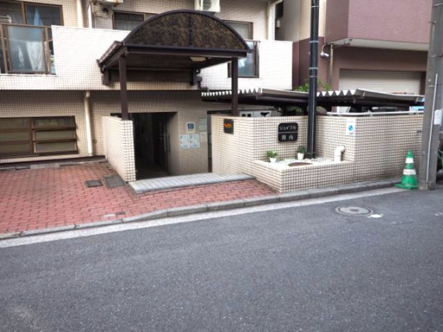 エントランス　最寄駅徒歩７分