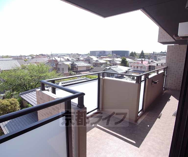 バルコニー　テーブルセットを置きたくなりますね。