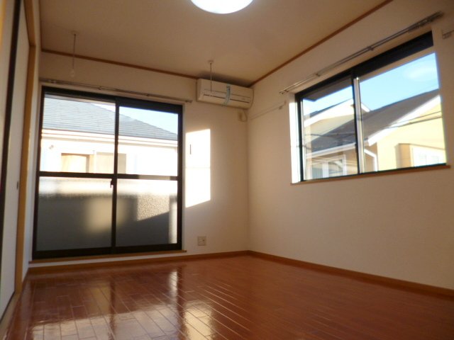 居室・リビング　※同建物別号室参考写真