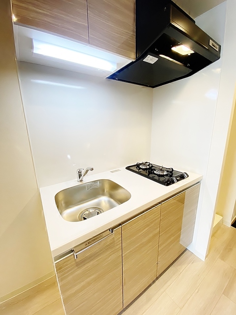 キッチン　２口ガスキッチン・横に冷蔵庫置き場