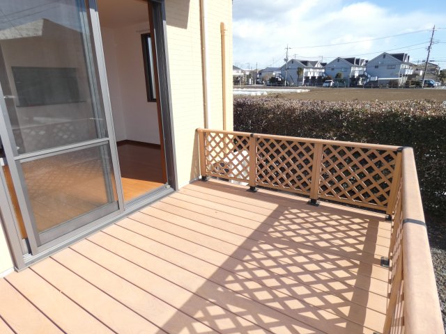 バルコニー　1Fはウッドデッキとなってます