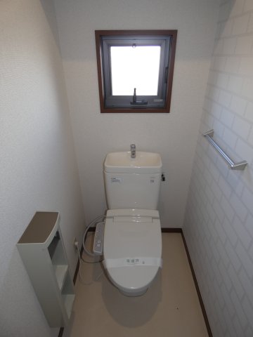 トイレ　温水洗浄便座付です
