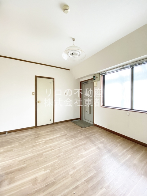 玄関　玄関を入るとダイニングキッチンが広がります☆