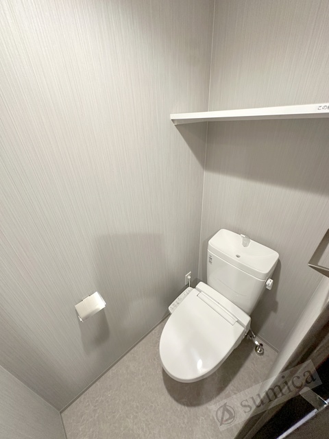 トイレ　人気アイテムの温水洗浄便座。清潔感のあるトイレです。