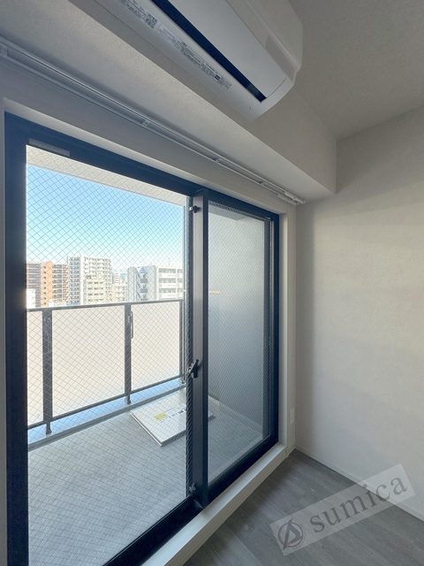 バルコニー　内装は落ち着いています。おおきな窓で明るさを演出。