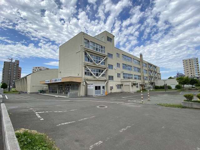 小学校　札幌市立豊平小学校（小学校）まで423m