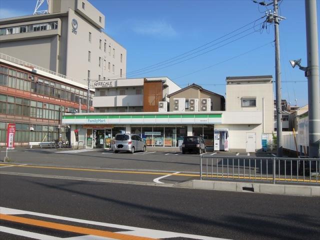 コンビニ　ファミリーマート（コンビニ）まで714m