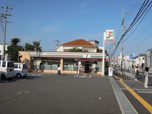 コンビニ　セブンイレブン（コンビニ）まで798m