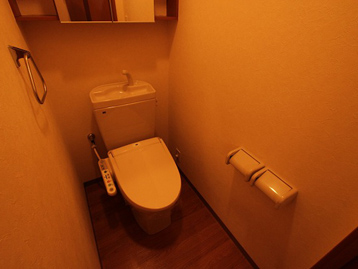 トイレ　温水シャワー付きトイレです