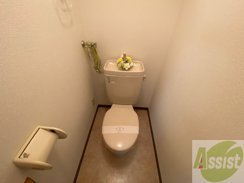 トイレ　トイレです。タオル掛けもついて便利ですね。