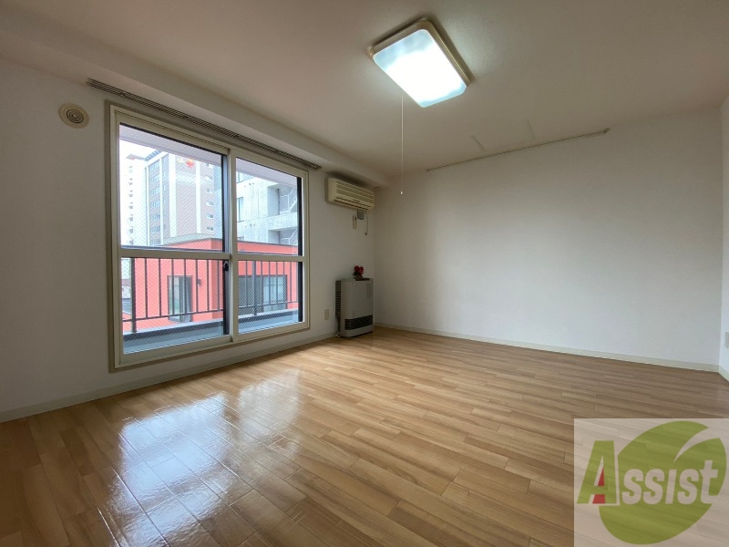 その他部屋・スペース　木目のフローリングが落ち着くお部屋ですね。