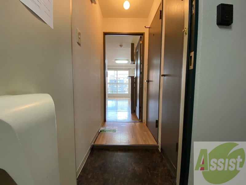 玄関　玄関です。すぐ広いリビングにつながっています。