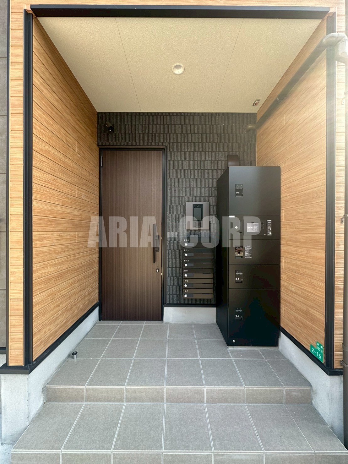 エントランス　最新の電子ロックキーや設備操作スマホ対応物件です！