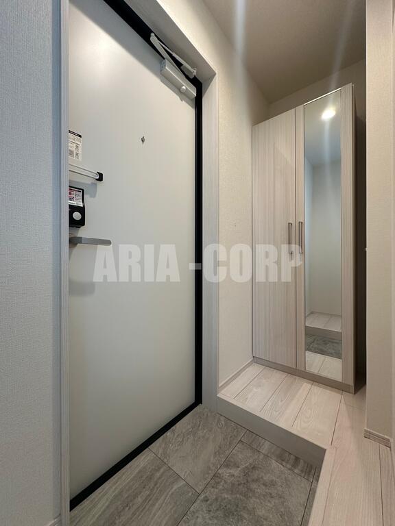 玄関　嬉しい姿見付の大型シューズBOX付です！