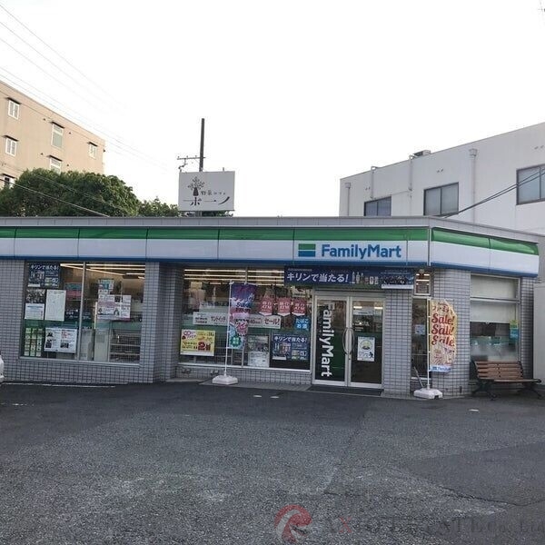 コンビニ　ファミリーマート南吹田五丁目店（コンビニ）まで255m