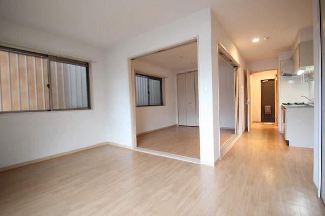 居室・リビング　同物件別号室です。