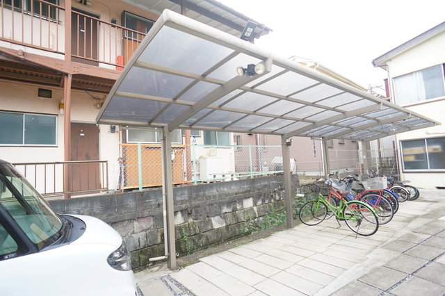 その他共有部分　雨の日でも安心して止められる屋根付の駐輪場です☆