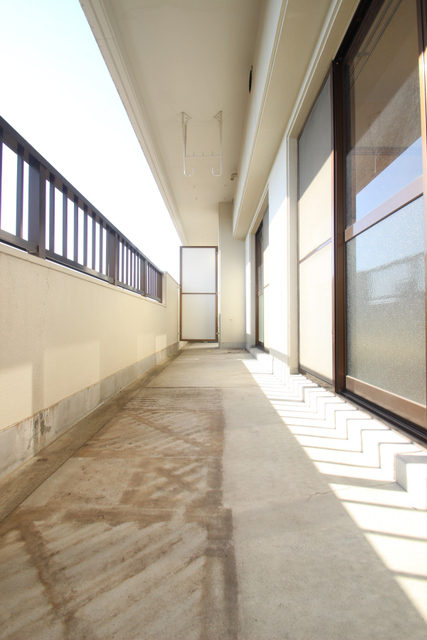 バルコニー　※補修中のお写真になります。