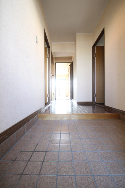 玄関　※補修中のお写真になります。