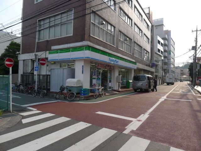 コンビニ　ファミリーマート（コンビニ）まで300m