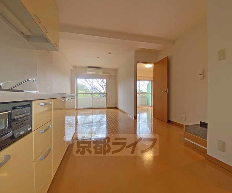 居室・リビング　京都府立植物園を望む南向きの明るいお部屋です。地下鉄北...