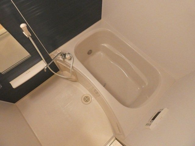 バス・シャワールーム　鏡付きの浴室です。（追い焚き・浴室乾燥機付）